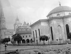 Szlovákia, Lőcse, főtér (Námestie Majstra Pavla), előtérben az evangélikus templom, mögötte a Városháza, háttérben a Szent Jakab-templom., 1956, Gyöngyi, Csehszlovákia, templom, középület, reneszánsz, árkád, Fortepan #12704