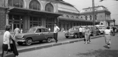 Magyarország, Budapest VIII., Kerepesi út, taxiállomás a Keleti pályaudvar érkezési oldalánál., 1966, Bauer Sándor, utcakép, életkép, taxi, Moszkvics-márka, taxiállomás, rendszám, FSO Warszawa 223, Budapest, tetőcsomagtartó, Moszkvics 402, Fortepan #127042