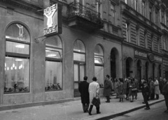 Magyarország, Budapest VI., Nagymező utca 30. és 32. számú ház., 1965, Bauer Sándor, neon lámpa, Budapest, Fortepan #127051