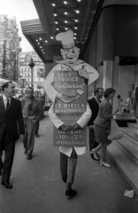 Franciaország, Párizs, Rue de la Chaussée-d'Antin a Boulevard Haussmann felé nézve, jobbra a Galeries Lafayette Haussmann áruház, 1967, Bauer Sándor, reklám, szakács, Fortepan #127075