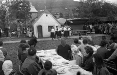 Magyarország,Balaton, Badacsony, Badacsonytomaj, szüreti játékok, az Ecsédi lakodalmas című táncjátékhoz kapcsolódó lakodalmi ebéd., 1965, Bauer Sándor, Fortepan #127134