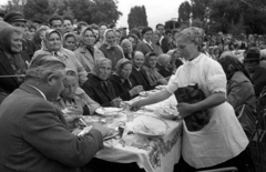 Magyarország,Balaton, Badacsony, Badacsonytomaj, szüreti játékok, az Ecsédi lakodalmas című táncjátékhoz kapcsolódó lakodalmi ebéd., 1965, Bauer Sándor, Fortepan #127136