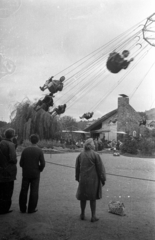 Magyarország,Balaton, Badacsony, Badacsonytomaj, körhinta az állomás mögötti park mellett, a Hableány vendéglővel szemben. A háttérben a Poharazó (Callmeyer Ferenc, 1959.)., 1965, Bauer Sándor, körhinta, Fortepan #127139