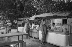 Magyarország, Sopron, Deák tér, a felvétel az I. világháborús emlékmű mögött készült., 1963, Bauer Sándor, állóasztal, büfé, Fortepan #127168