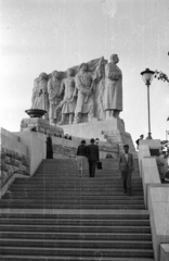 Csehország, Prága, Letna-park. Európa legnagyobb, 30 méteres Sztálin szobra volt (állt 1962-ig). Ma egy 25 méteres, működő metronóm van a helyén., 1955, Szent-tamási Mihály, Csehszlovákia, személyi kultusz, szobor, emlékmű, lépcső, Sztálin ábrázolás, szoborcsoport, Mellénybe dugott kéz, Jiří Štursa-terv, Otakar Švec-terv, Fortepan #12717