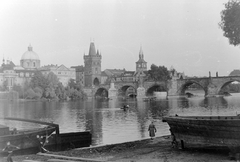 Csehország, Prága, Károly híd., 1955, Szent-tamási Mihály, Csehszlovákia, híd, folyó, gótika, kaputorony, kőhíd, ívhíd, Peter Parler-terv, Fortepan #12720