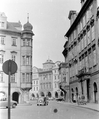 Csehország, Prága, Kis tér (Malé náměstí)., 1955, Szent-tamási Mihály, Csehszlovákia, utcakép, kerengő, erkély ablak, Fortepan #12722