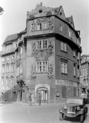 Csehország, Prága, Karlova ulice, balra az ulice Seminářská. Hotel Clementin., 1955, Szent-tamási Mihály, Csehszlovákia, szálloda, dombormű, barokk-stílus, automobil, Tatra 57A, stukkó, drogéria, Jan Oldřich Mayer-terv, Fortepan #12723