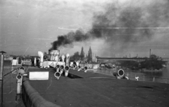 Magyarország, Óbuda, Budapest III., szemben az Óbudai Hajógyár és az Árpád (Sztálin) híd, a Szovjetunió megrendelésére készült Eduard Bagrickij oldalkerekes személyszállító gőzhajó fedélzetéről nézve., 1956, Bauer Sándor, Budapest, füst, hajókémény, Fortepan #127249