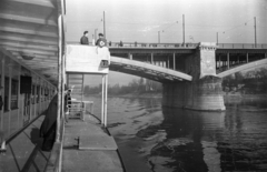 Magyarország, Budapest, a Szovjetunió megrendelésére készült Eduard Bagrickij oldalkerekes személyszállító gőzhajó fedélzete, jobbra a Margit híd és a Margit-sziget., 1956, Bauer Sándor, hajó, Fortepan #127254