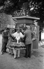 Magyarország, Városliget,Budapesti Ipari Vásár, Budapest XIV., trafik., 1959, Bauer Sándor, népviselet, trafik, neon felirat, Budapest, Fortepan #127299