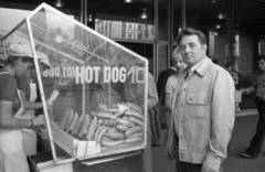 Magyarország, Budapest V., Múzeum körút, az Astoria szálló bejárata előtt., 1979, Bauer Sándor, Budapest, hot dog, Fortepan #127351