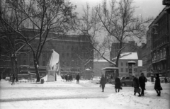 Magyarország, Budapest V., Vörösmarty tér a Harmincad utca felé nézve., 1969, Bauer Sándor, tél, hó, járókelő, utcakép, életkép, taxi, hirdetőoszlop, újságárus, Budapest, Fortepan #127416