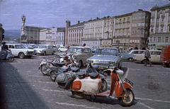 Ausztria, Linz, Fő tér, Szentháromság-szobor, szemben a saroktornyos épület a Régi Városháza (Altes Rathaus)., 1966, Bauer Sándor, színes, Puch-márka, motorkerékpár, Puch RL, KTM-márka, KTM Ponny II, Puch DS, robogó, Fortepan #127422