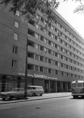 Magyarország, Budapest VII., Bajza utca 1., Garzonház. A földszinten a Garzon étterem és eszpresszó., 1965, Bauer Sándor, Budapest, Ikarus-márka, trolibusz, Ikarus 60T, Barkas-márka, Fortepan #127462