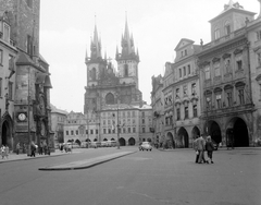 Czech Republik, Prague, balra az Orloj, szemben a Tyn templom., 1958, Gyöngyi, Czechoslovakia, bus, watch, street view, basilica, Catholic Church, gothic, automobile, cloister, astronomical clock, Peter Parler-design, Matthias of Arras-design, Mikuláš of Kadaň-design, Jan Šindel-design, Fortepan #12754