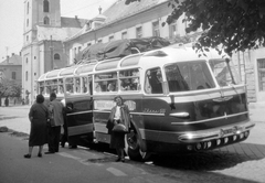 Magyarország, Balassagyarmat, Rákóczi fejedelem út, háttérben a Szentháromság templom. Ikarus 55 tipusú autóbusz., 1958, Gyöngyi, magyar gyártmány, Ikarus-márka, MÁVAUT-szervezet, Ikarus 55, rendszám, Ibusz, Fortepan #12756