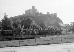 Slovakia, Trenčín, a vár a Szlovák Nemzeti Felkelés (Slovenského národného povstania) tér felől nézve. Jobbra a Karol Pádivý alapfokú művészeti iskola (Základná umelecká škola Karola Pádivého)., 1958, Gyöngyi, Czechoslovakia, steam locomotive, railway, bridge, castle, Fortepan #12757