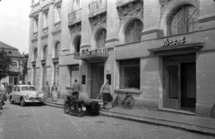 Magyarország, Gyöngyös, Fő tér - Mátyás király utca sarok, Mátra szálló., 1959, Bauer Sándor, motorkerékpár, oldalkocsis motorkerékpár, FSO Warszawa, kerékpár, Fortepan #127573