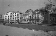 Szlovákia, Pozsony, Námestie Eugena Suchoňa, jobbra a felszabadító Vörös Hadsereg emlékműve, háttérben jobbra a Nemzeti Színház., 1956, Bauer Sándor, Csehszlovákia, nemzeti színház, emlékmű, villamos, neoreneszánsz, Fellner és Helmer-terv, Ferdinand Fellner Jr.-terv, Hermann Helmer-terv, Jozef Kostka-terv, Fortepan #127590