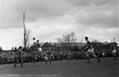 Magyarország, Budapest X., Kőbányai út 45., MÁVAG Sporttelep, háttérben a MÁV Északi Járműjavító Üzem egyik épülete., 1958, Bauer Sándor, Budapest, labdarúgás, Fortepan #127618