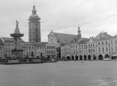 Csehország, České Budějovice, II. Přemysl Ottokár tér a Sámson szökőkúttal, háttérben a Fekete-torony és a Szent Miklós-katedrális., 1958, Gyöngyi, Csehszlovákia, templom, szökőkút, szobor, tér, barokk-stílus, kockakő, katolikus, torony, árkád, toronyóra, székesegyház, harangtorony, Atlasz-ábrázolás, nemzeti örökség, Josef Dietrich-terv, Zacharias Horn-terv, Hans Spatz-terv, Vincenc Vogarelli-terv, Sámson-ábrázolás, Fortepan #12762