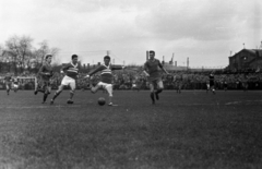 Magyarország, Budapest X., Kőbányai út 45., MÁVAG Sporttelep. Háttérben háttérben a MÁV Északi Járműjavító Üzem épületei., 1958, Bauer Sándor, Budapest, labdarúgás, Fortepan #127628