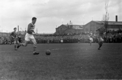 Magyarország, Budapest X., Kőbányai út 45., MÁVAG Sporttelep, háttérben a MÁV Északi Járműjavító Üzem Eiffel-csarnoka., 1958, Bauer Sándor, Budapest, labdarúgás, Fortepan #127629