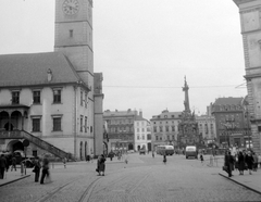 Csehország, Olomouc, Városháza, Szentháromság-oszlop., 1958, Gyöngyi, Csehszlovákia, autóbusz, tér, sínpálya, toronyóra, Fortepan #12763