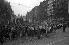 Csehország, Prága, Vencel tér (Václavské námestí), távolban a Nemzeti Múzeum sziluettje látszik. Május 1-i felvonulás., 1956, Bauer Sándor, Csehszlovákia, tömeg, május 1, neoreneszánsz, bevásárlóközpont, Funkcionalizmus, nemzeti múzeum, Josef Schulz-terv, Josef Gočár-terv, František Kysela-terv, František Lydie Gahura-terv, Fortepan #127640