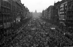 Csehország, Prága, Vencel tér (Václavské námestí), szemben a Nemzeti Múzeum. Május 1-i felvonulás., 1956, Bauer Sándor, Csehszlovákia, tömeg, május 1, neoreneszánsz, bevásárlóközpont, Funkcionalizmus, nemzeti múzeum, Josef Schulz-terv, Josef Gočár-terv, František Kysela-terv, František Lydie Gahura-terv, Fortepan #127641