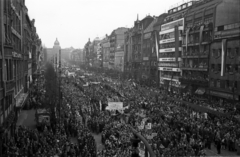 Csehország, Prága, Vencel tér (Václavské námestí), távolban a Nemzeti Múzeum. Május 1-i felvonulás., 1956, Bauer Sándor, Csehszlovákia, tömeg, május 1, neoreneszánsz, bevásárlóközpont, Funkcionalizmus, nemzeti múzeum, Josef Schulz-terv, Josef Gočár-terv, František Kysela-terv, František Lydie Gahura-terv, Fortepan #127642