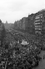 Csehország, Prága, Vencel tér (Václavské námestí), távolban a Nemzeti Múzeum. Május 1-i felvonulás., 1956, Bauer Sándor, Csehszlovákia, tömeg, május 1, neoreneszánsz, bevásárlóközpont, Funkcionalizmus, nemzeti múzeum, Josef Schulz-terv, Josef Gočár-terv, František Kysela-terv, František Lydie Gahura-terv, Fortepan #127643