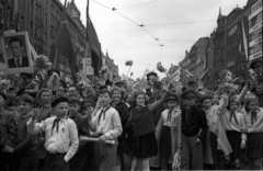 Csehország, Prága, Vencel tér (Václavské námestí), május 1-i felvonulás., 1956, Bauer Sándor, Csehszlovákia, május 1, bevásárlóközpont, Viliam Široký-ábrázolás, Funkcionalizmus, Josef Gočár-terv, František Kysela-terv, František Lydie Gahura-terv, Fortepan #127648