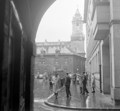 Szlovákia, Pozsony, Prímás tér (Primaciálne námestie), szemben az Óvárosháza., 1958, Gyöngyi, Csehszlovákia, egyenruha, eső, toronyóra, Fortepan #12765