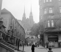 Csehország, Brno, Kapucinus tér, háttérben a Szent Péter- és Pál-székesegyház., 1958, Gyöngyi, Csehszlovákia, korlát, szobor, lépcső, automobil, Fortepan #12766