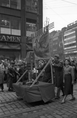 Csehország, Prága, ulica Na Příkopě, háttérben a Vencel tér. Május 1-i felvonulás., 1956, Bauer Sándor, Csehszlovákia, május 1, bevásárlóközpont, Funkcionalizmus, Josef Gočár-terv, František Kysela-terv, František Lydie Gahura-terv, Fortepan #127664