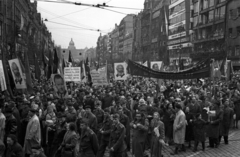 Csehország, Prága, Vencel tér (Václavské námestí), háttérben a Nemzeti Múzeum. Május 1-i felvonulás., 1956, Bauer Sándor, Csehszlovákia, május 1, neoreneszánsz, Karl Marx-ábrázolás, Friedrich Engels-ábrázolás, bevásárlóközpont, Funkcionalizmus, nemzeti múzeum, Josef Schulz-terv, Josef Gočár-terv, Klement Gottwald-ábrázolás, František Kysela-terv, František Lydie Gahura-terv, Fortepan #127666