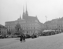 Czech Republik, Brno, Piactér (Zelným trh), előtérben a Parnasszus-kút, háttérben a Szent Péter- és Pál-székesegyház., 1958, Gyöngyi, Czechoslovakia, market, lamp post, cobblestones, Fortepan #12768