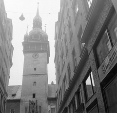 Czech Republik, Brno, a régi városháza tornya., 1958, Gyöngyi, Czechoslovakia, church clock, Fortepan #12769