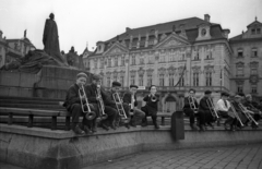 Csehország, Prága, Óváros tér (Staromestske namesti), Husz János emlékmű., 1956, Bauer Sándor, Csehszlovákia, emlékmű, tér, palota, fúvószenekar, galéria, szoborcsoport, Husz János-ábrázolás, rokokó stílus, Ladislav Šaloun-terv, Kilian Ignaz Dientzenhofer-terv, Fortepan #127699