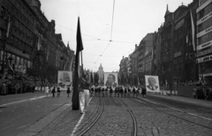 Csehország, Prága, Vencel tér (Václavské námestí), háttérben a Nemzeti Múzeum. Május 1-i felvonulás., 1956, Bauer Sándor, Csehszlovákia, úttörő, május 1, neoreneszánsz, Karl Marx-ábrázolás, Friedrich Engels-ábrázolás, bevásárlóközpont, Funkcionalizmus, nemzeti múzeum, Josef Schulz-terv, Josef Gočár-terv, František Kysela-terv, František Lydie Gahura-terv, Lenin-ábrázolás, Fortepan #127701