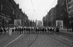 Csehország, Prága, Vencel tér (Václavské námestí), háttérben a Nemzeti Múzeum. Május 1-i felvonulás., 1956, Bauer Sándor, Csehszlovákia, úttörő, május 1, neoreneszánsz, Karl Marx-ábrázolás, Friedrich Engels-ábrázolás, bevásárlóközpont, Funkcionalizmus, nemzeti múzeum, Josef Schulz-terv, Josef Gočár-terv, František Kysela-terv, František Lydie Gahura-terv, Lenin-ábrázolás, Fortepan #127702