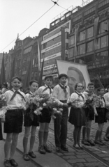 Csehország, Prága, Vencel tér (Václavské námestí), május 1-i felvonulás résztvevői., 1956, Bauer Sándor, Csehszlovákia, úttörő, május 1, Friedrich Engels-ábrázolás, bevásárlóközpont, Funkcionalizmus, Josef Gočár-terv, František Kysela-terv, František Lydie Gahura-terv, Fortepan #127703