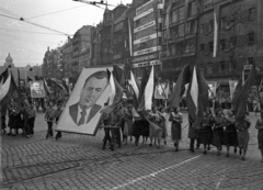 Csehország, Prága, Vencel tér (Václavské námestí), balra háttérben a Nemzeti Múzeum. Május 1-i felvonulás., 1956, Bauer Sándor, Csehszlovákia, zászló, felvonulás, május 1, neoreneszánsz, transzparens, bevásárlóközpont, Funkcionalizmus, nemzeti múzeum, Josef Schulz-terv, Josef Gočár-terv, Klement Gottwald-ábrázolás, František Kysela-terv, František Lydie Gahura-terv, Fortepan #127706