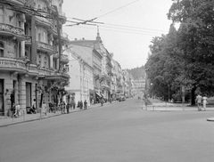 Czech Republik, Mariánské Lázne, Hlavní třída, balra az Orea Hotel Bohemia., 1958, Gyöngyi, Czechoslovakia, Fortepan #12771