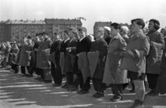 Magyarország, Népstadion, Budapest XIV., 10 éves az Úttörőszövetség, úttörőavatás a stadion toronyépülete előtt, háttérben a Stefánia (Vorosilov) út házsora., 1956, Bauer Sándor, ünnepség, gyerekek, Budapest, Fortepan #127722