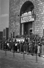 Magyarország, Népstadion, Budapest XIV., 10 éves az Úttörőszövetség, úttörőavatás a stadion toronyépülete előtt., 1956, Bauer Sándor, Budapest, olimpiai jelkép, Fortepan #127723