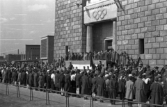 Magyarország, Népstadion, Budapest XIV., 10 éves az Úttörőszövetség, úttörőavatás a stadion toronyépülete előtt., 1956, Bauer Sándor, zászló, ünnepség, gyerekek, Budapest, olimpiai jelkép, Fortepan #127724