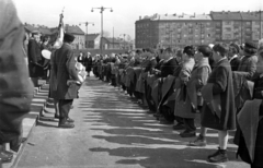 Magyarország, Népstadion, Budapest XIV., 10 éves az Úttörőszövetség, úttörőavatás a stadion toronyépülete előtt, háttérben az Egressy út és a Stefánia (Vorosilov) út találkozásánál álló házak látszanak., 1956, Bauer Sándor, zászló, ünnepség, gyerekek, Budapest, Fortepan #127725